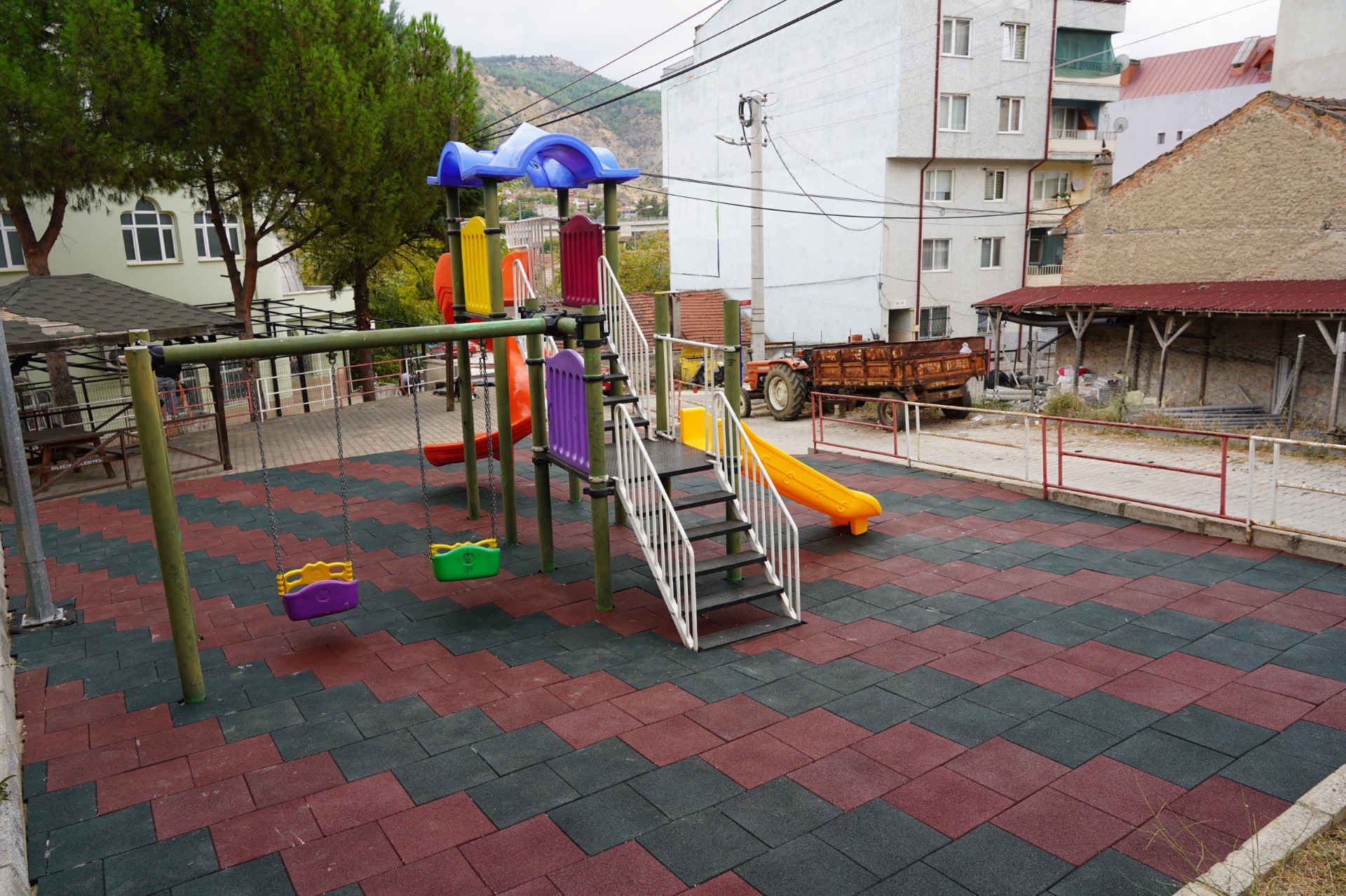Park ve oyun alanları kauçukla kaplanıyor