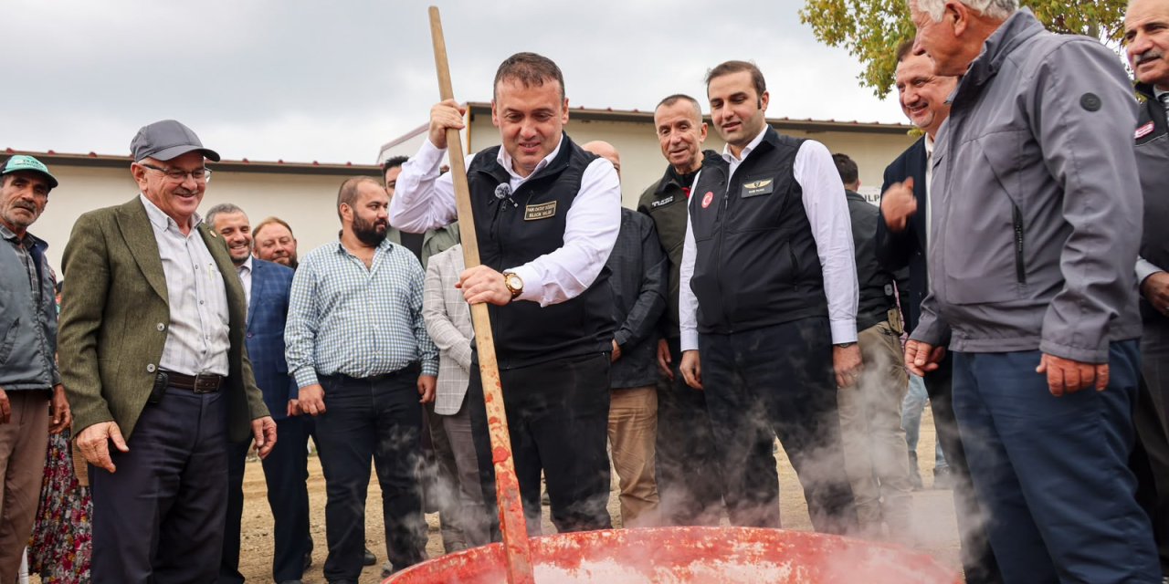 Vali Sözer Vatandaşlarla Salça Yaptı
