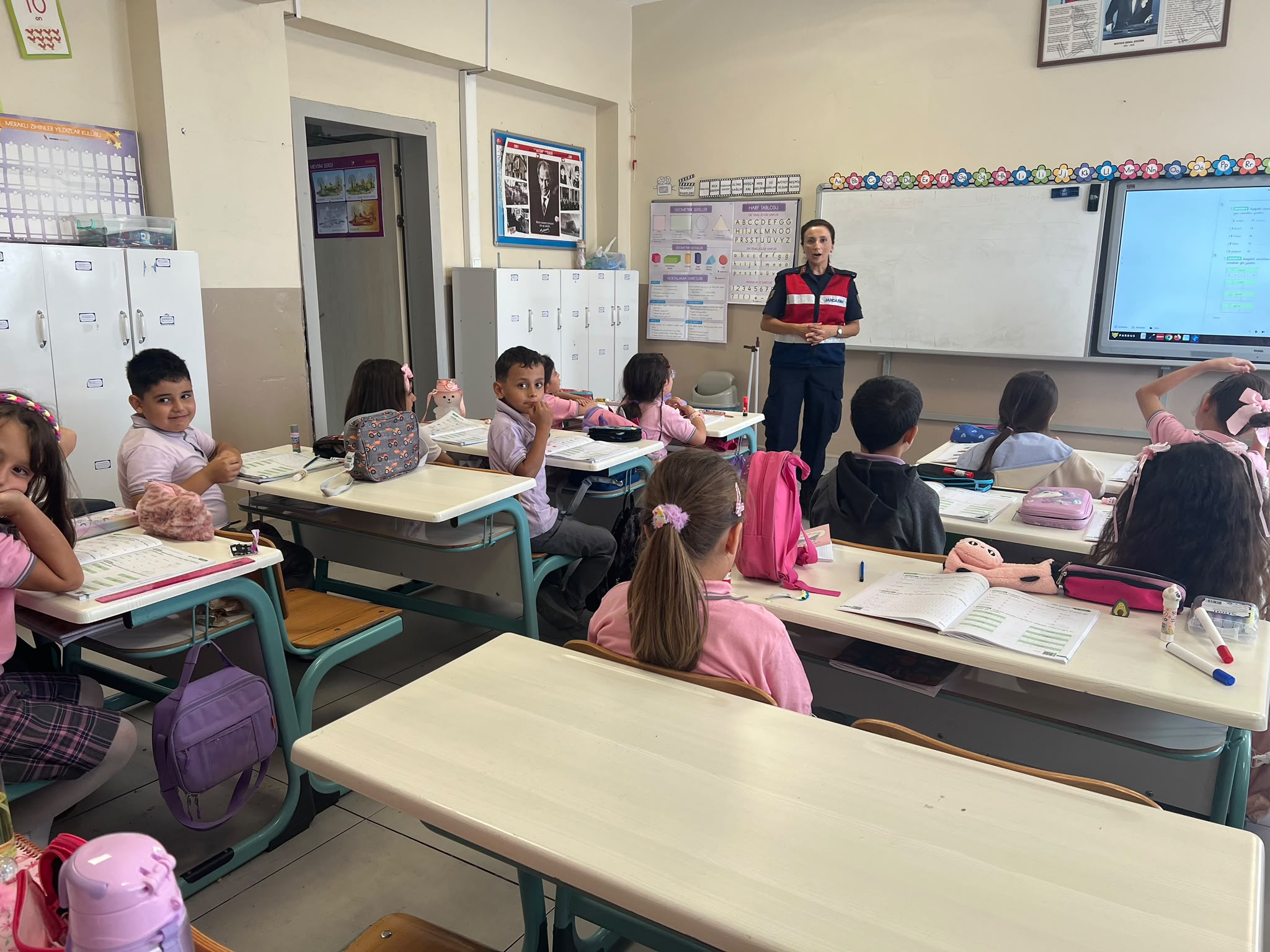 Jandarmadan öğrencilere bilgilendirme