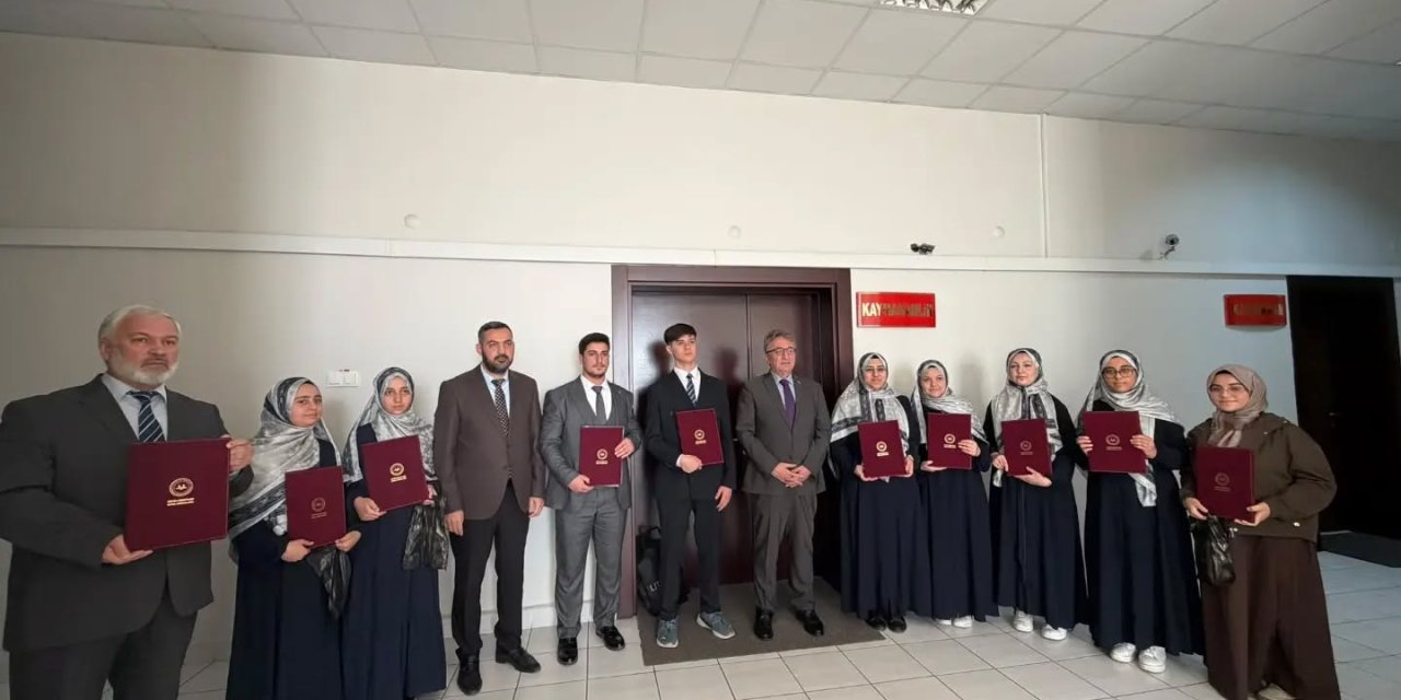 Kaymakam Helvacı Başarılı Öğrencileri Tebrik Etti