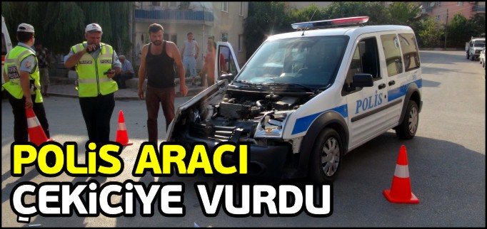 POLİS ARACI ÇEKİCİYE VURDU