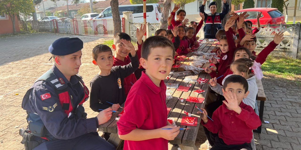 Jandarma ve Öğrencilerden 29 Ekim'de Anlamlı Etkinlik
