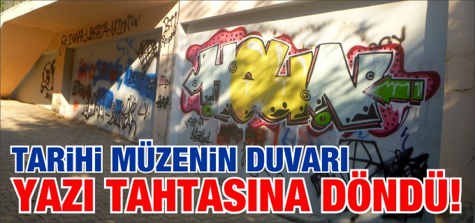 TARİHİ MÜZENİN DUVARI YAZI TAHTASINA DÖNDÜ
