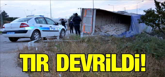 ÇİMENTO YÜKLÜ TIR DEVRİLDİ