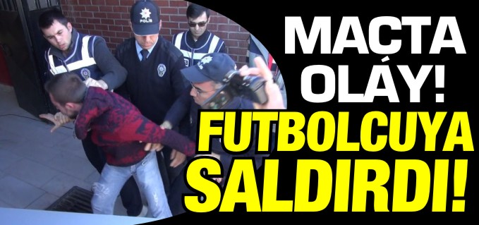 SAHAYA GİREN TARAFTAR FUTBOLCUYA SALDIRDI