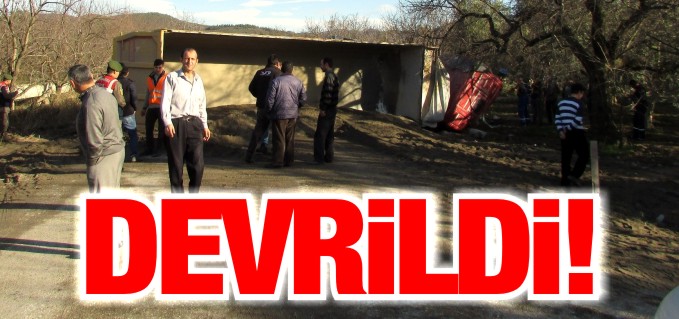 KUM YÜKLÜ TIR DEVRİLDİ