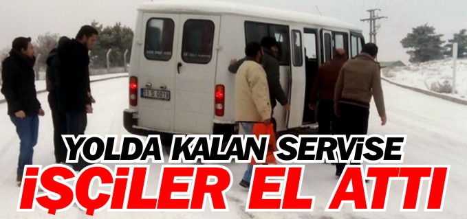 YOLDA KALAN FABRİKA SERVİSİNİ İŞÇİLER İTTİ