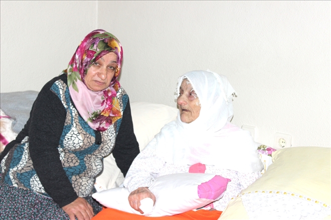 FELÇLİ ANNESİNE BEBEKLER GİBİ BAKIYOR