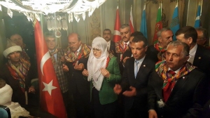 TÜRBE GİRİŞİNDE İZDİHAM