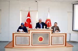 TEKRAR KOLTUĞA OTURDU
