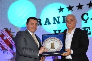 HATİPOĞLU SEVGİSİ SALONA SIĞMADI