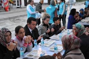 BOZÜYÜK'TE İLK MAHALLE İFTARI TEKKE MAHALLE’DE YAPILDI