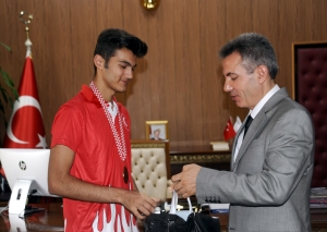 VALİ ELBAN BAŞARILI SPORCULARI AĞIRLADI