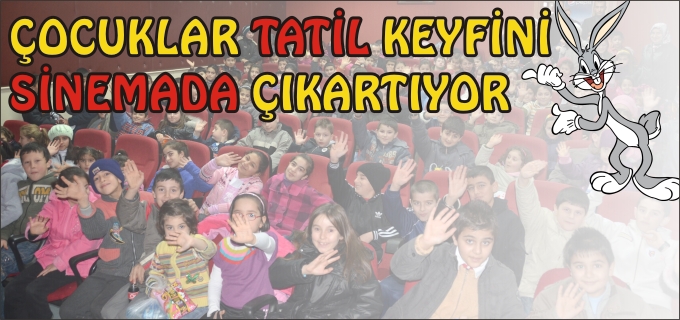 ÇOCUKLAR TATİL KEYFİNİ SİNEMADA ÇIKARTIYOR