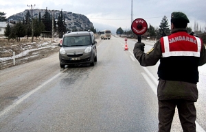 YOL KONTROLÜNDE 2 KİŞİ YAKALANDI