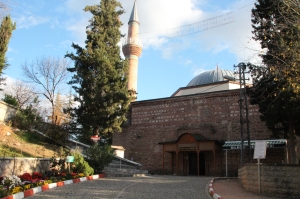 TARİHİ CAMİNİN YARDIM KASASINI ÇALDILAR