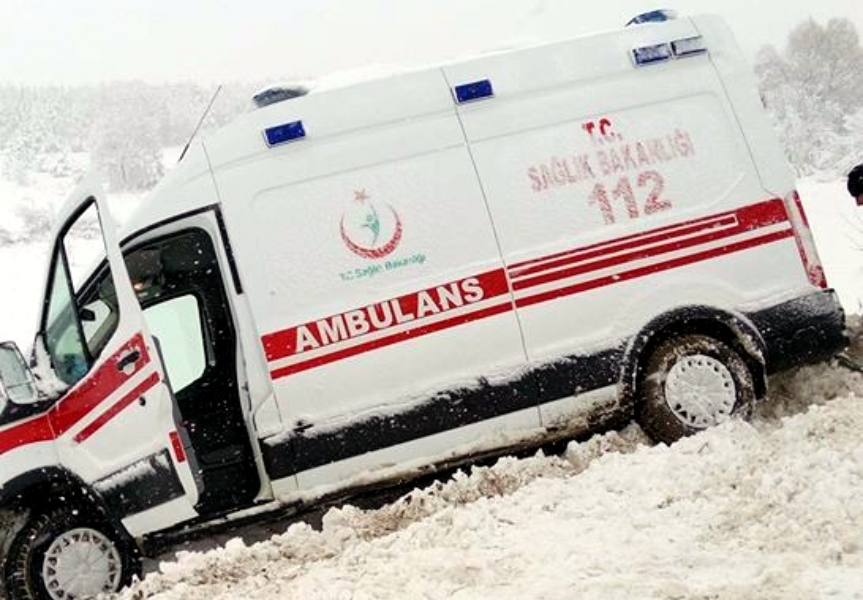 HASTAYA GİDEN AMBULANS YOLDAN ÇIKTI