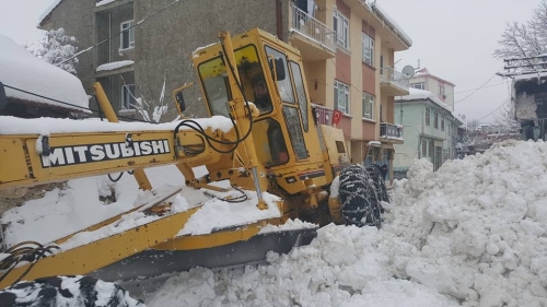 O İLÇEDE KAR KALINLIĞI 80 CM'E ULAŞTI!