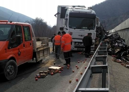 TONLARCA SEBZE MEYVE YOLA SAÇILDI