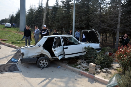 ÜNİVERSİTE KAVŞAĞINDA FECİ KAZA