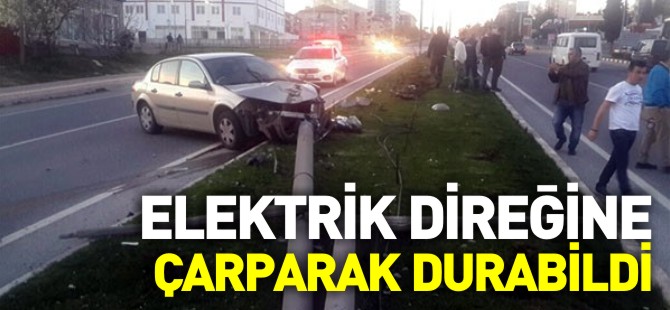 ELEKTRİK DİREĞİNE ÇARPARAK DURABİLDİ