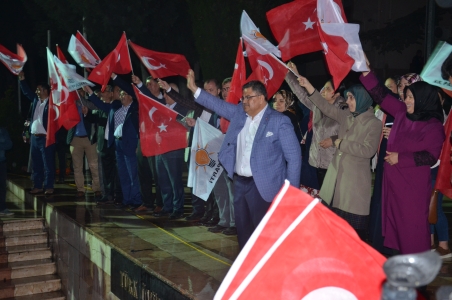 AK PARTİ'DEN COŞKULU KUTLAMA