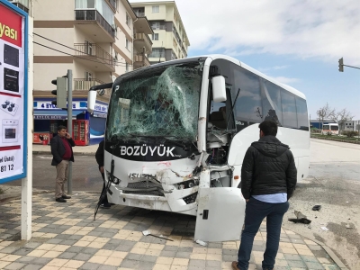 YOLCU OTOBÜSÜYLE KAMYONET ÇARPIŞTI