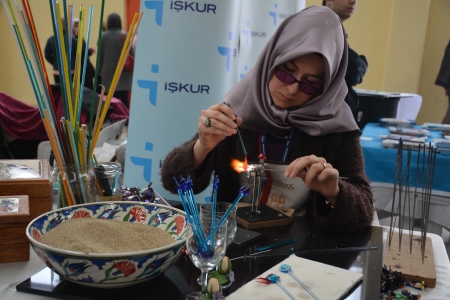 CAM BONCUK SANATINI YAŞATMAYA ÇALIŞIYOR