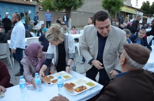 BAŞKAN BAKICI, ELLERİYLE YEMEK DAĞITTI