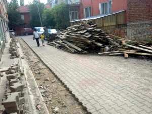 YARIM BIRAKILAN KAZI ÇALIŞMASI VATANDAŞI MAĞDUR EDİYOR