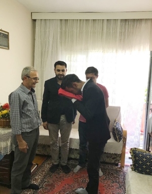 ŞEHİT KAYMAKAMIN AİLESİNDEN ALINANA TÜRK BAYRAĞI, CUMHURBAŞKANINA ULAŞTIRILMAK ÜZERE YOLA ÇIKTI