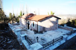 TARİHİ HAMAM İÇKİCİLERE MEKAN OLDU