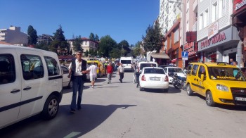 ARAMASI OLAN ŞAHIS İLE POLİSLER ARASINDA ARBEDE ÇIKTI!