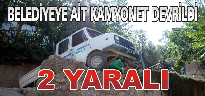 BELEDİYE’YE AİT KAMYONET DEVRİLDİ