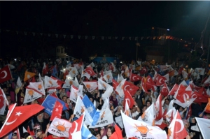 AK PARTİ, ZAFERİ KUTLADI