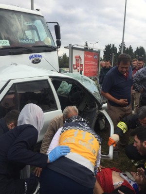 BURSA'DA KIRMIZI IŞIK İHLALİ SONUCU KAMYON OTOMOBİLE ÇARPTI