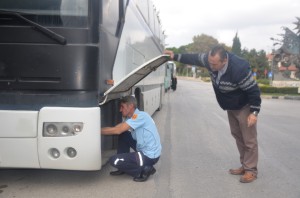 OTOBÜS SAŞESİNE SIKIŞAN YAVRU KEDİ KURTARILDI