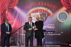 TİYATRO FESTİVALİ PERDELERİNİ AÇTI