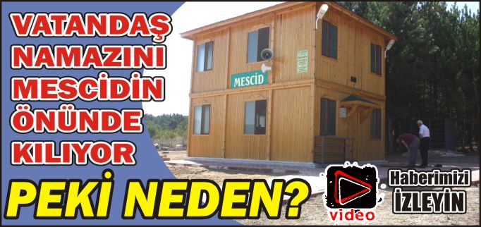 VATANDAŞ NAMAZINI MESCİDİN ÖNÜNDE KILIYOR