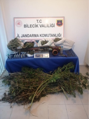 7 KİLO ESRAR YAKALANDI!