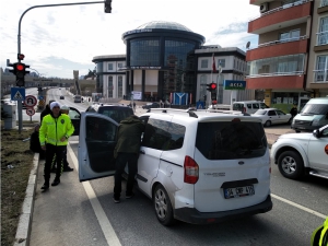 KIRMIZI IŞIKTA DURAN ARACA ARKADAN ÇARPTI