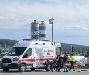 AMBULANS İLE MOTOSİKLET ÇARPIŞTI