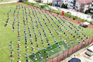 YÜZLERCE KİŞİ STADYUMDA SAF TUTTU