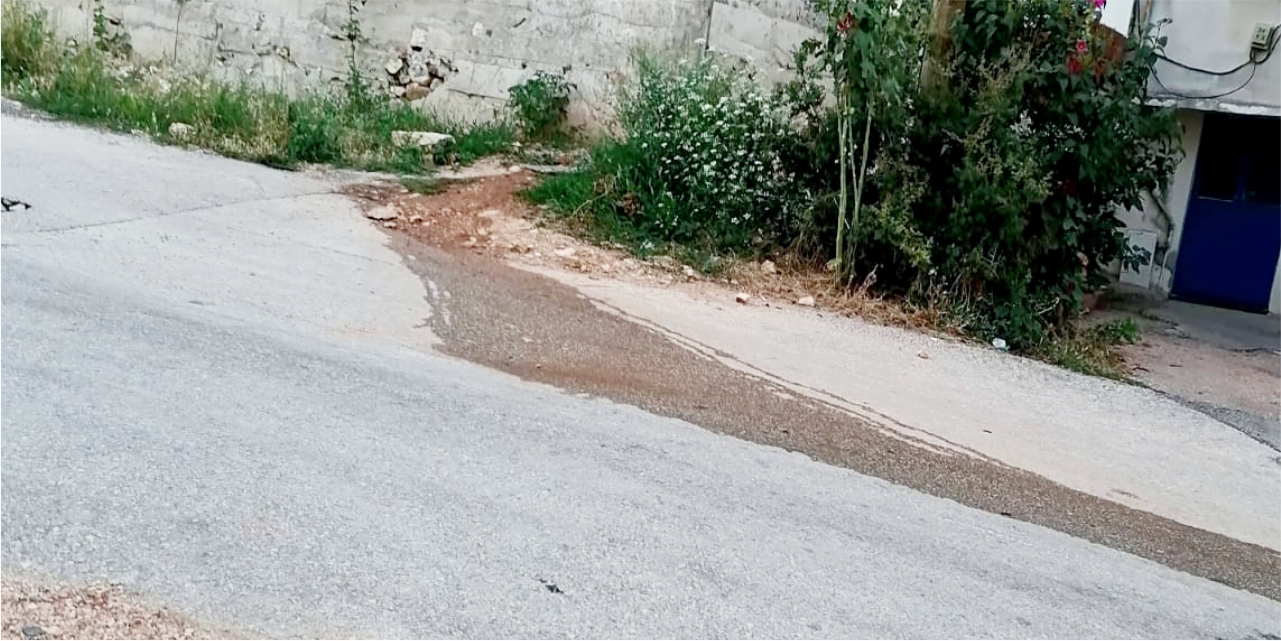 Kanalizasyon yola akıyor, vatandaş kokudan duramıyor