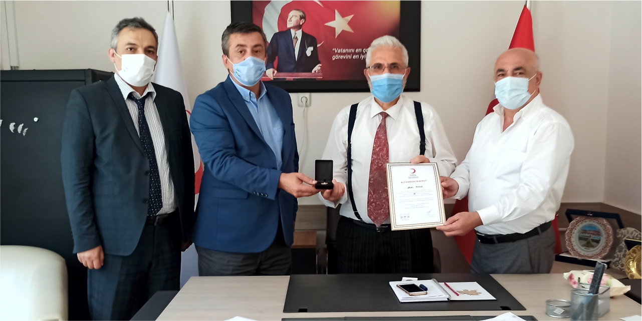 Kızılay'dan Yüksel Aynur'a altın madalya