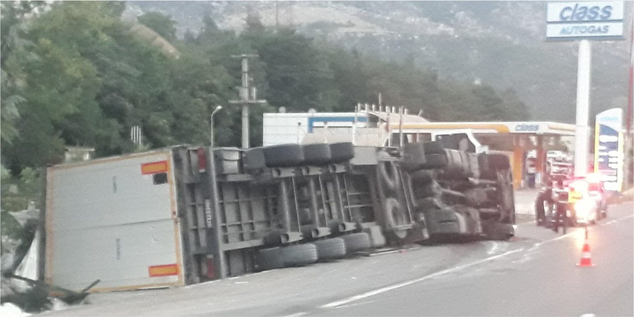 Süt tozu yüklü tır devrildi