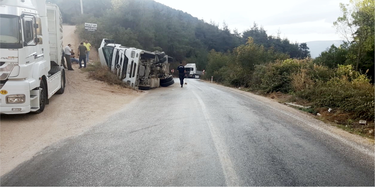 Fayans yüklü tır devrildi!