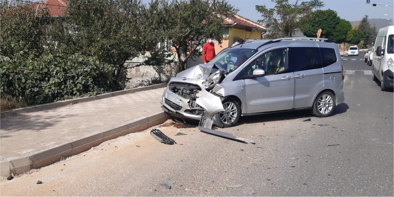 Bozüyük'te trafik kazası 4 yaralı