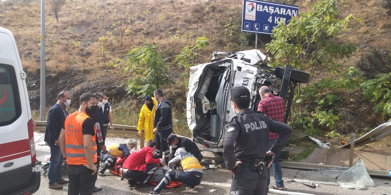 Çöp kamyonu takla attı!