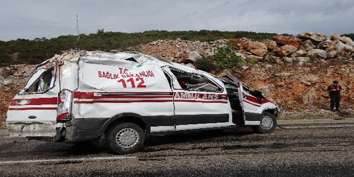 Hastaya giden ambulans kaza yaptı: 2 yaralı